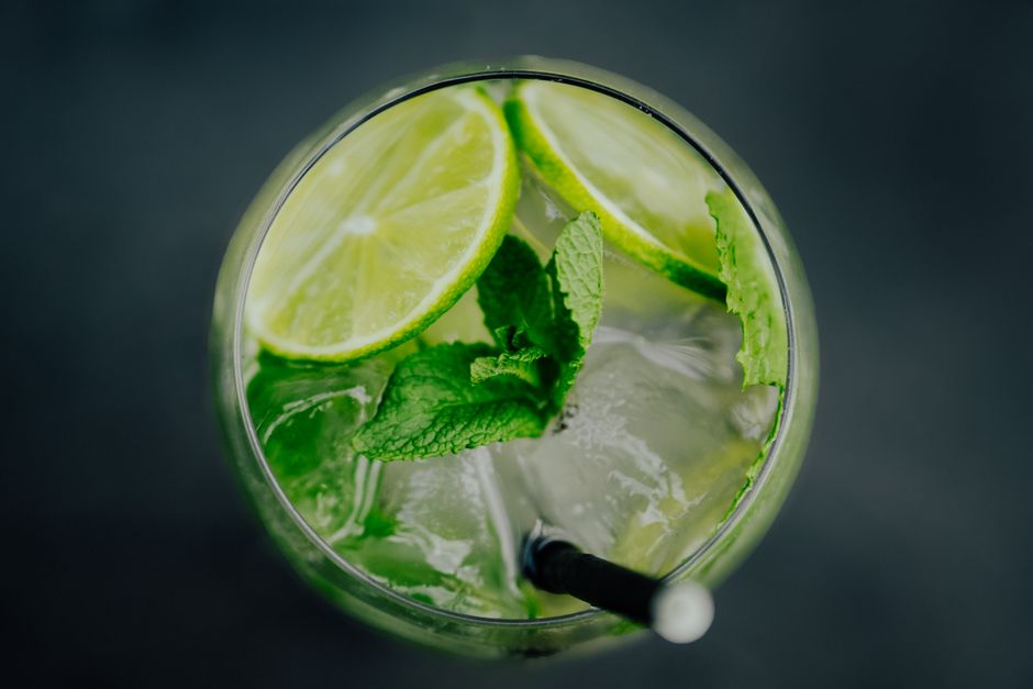 Alcohol-free lime and mint drink